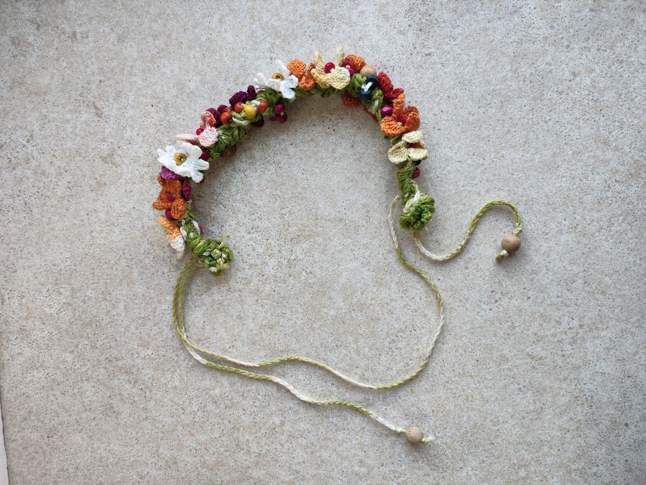 В'язаний обруч з квітами