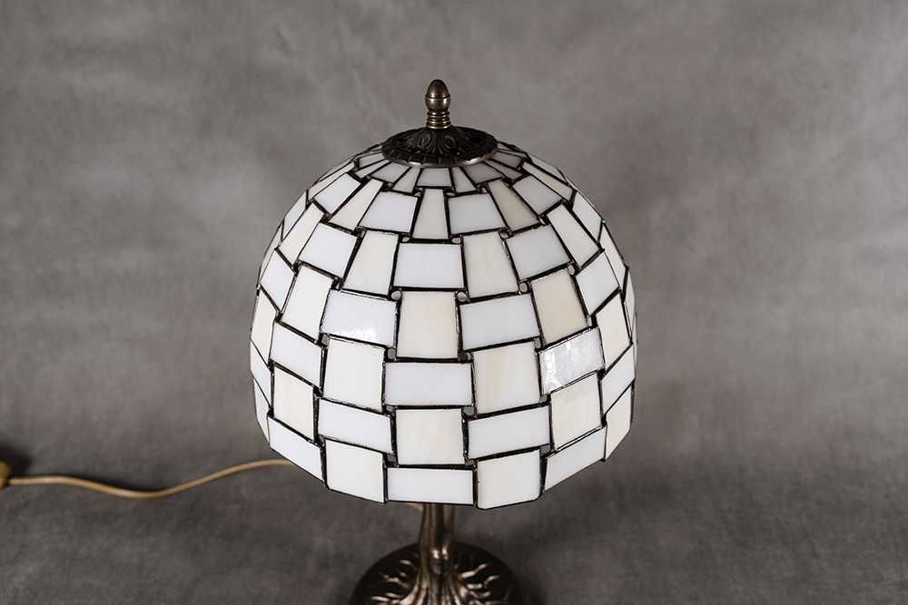 Mosiężna lampa stołowa w stylu Tiffany, z kloszem witrażowym