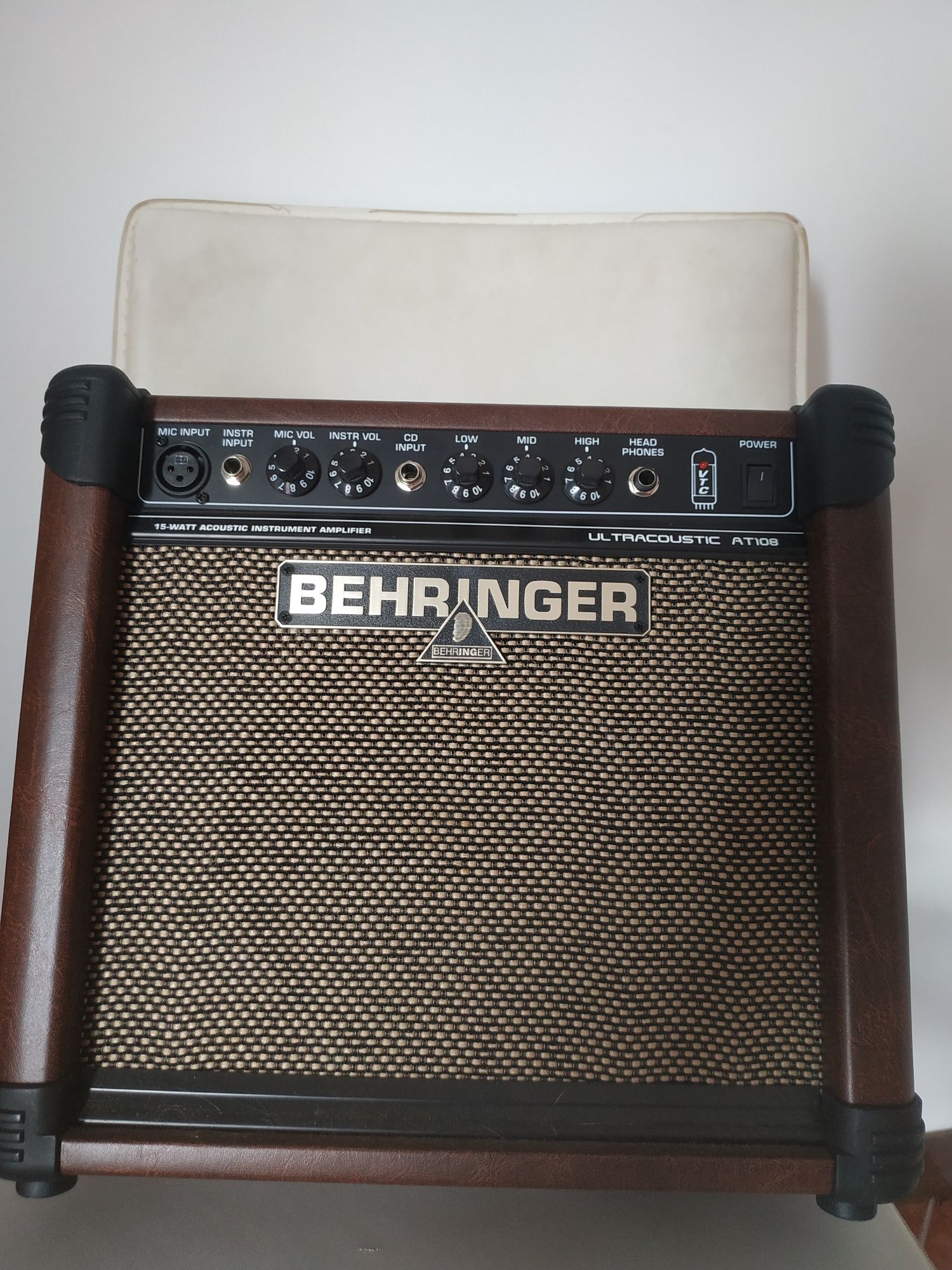 Amplificador Behringer ULTRACOUSTIC AT108