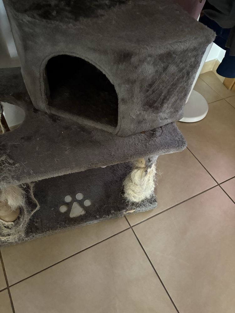 Poste tipo arranhador / arvore para  gatos usada grande