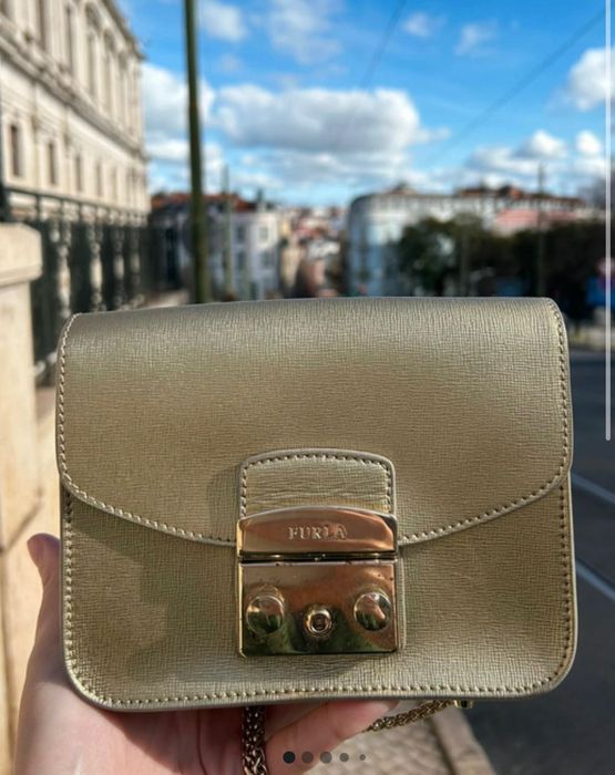 Mala Furla dourada