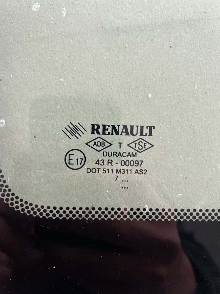 Renault Clio III kombi / szyba lewa tylna karoseryjna lewy tył