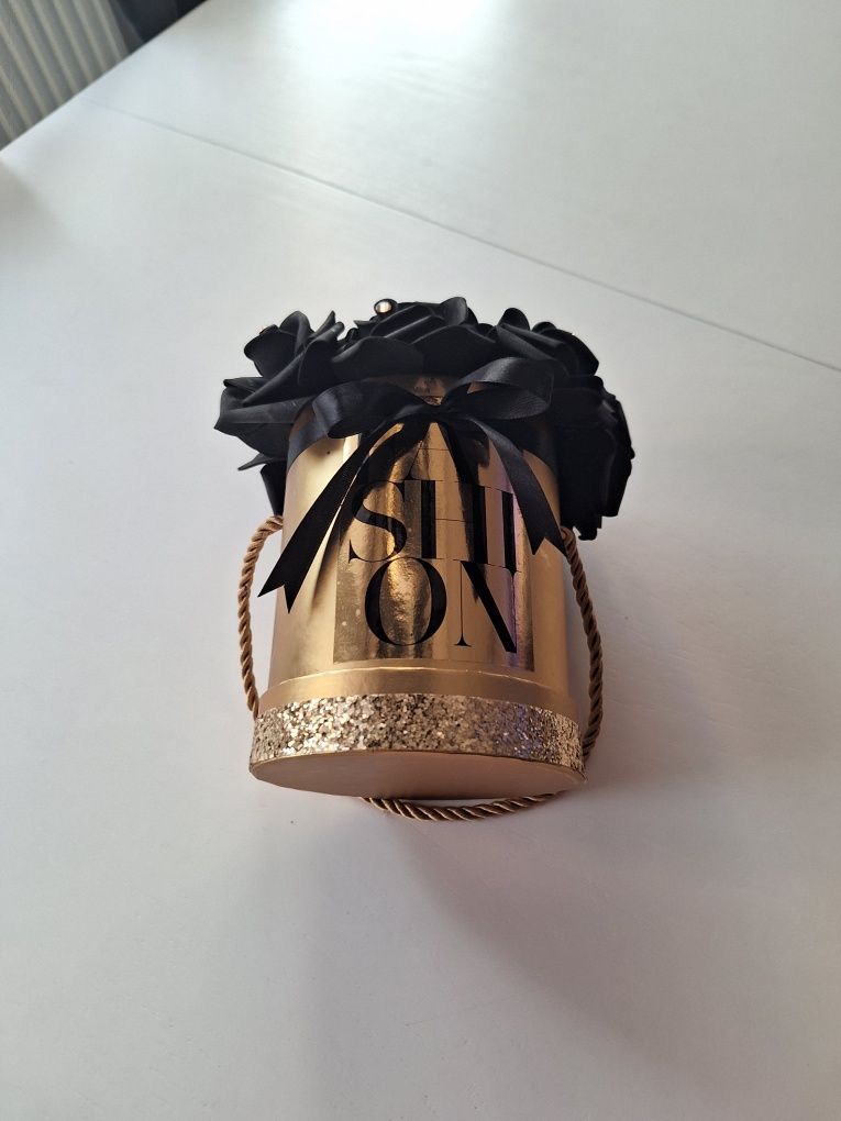 Flower box glamour złoto czarny mega elegancki czarne róże