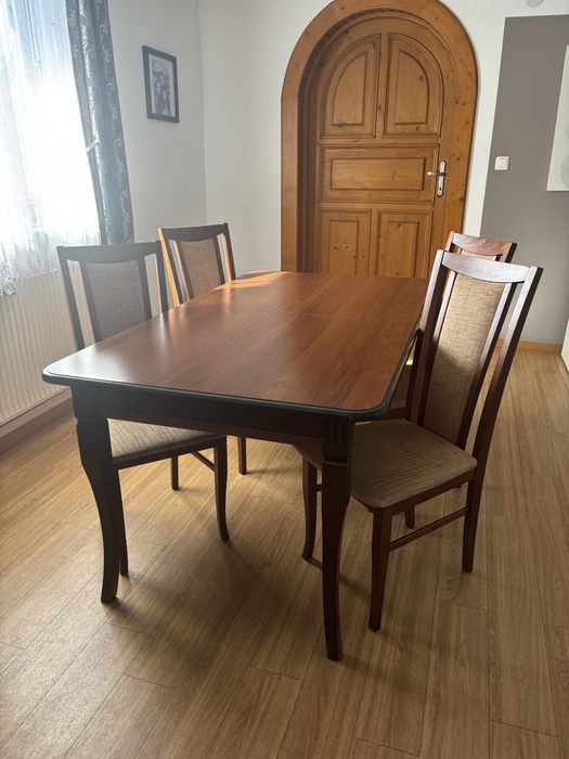 Stół z krzesłami do jadalni