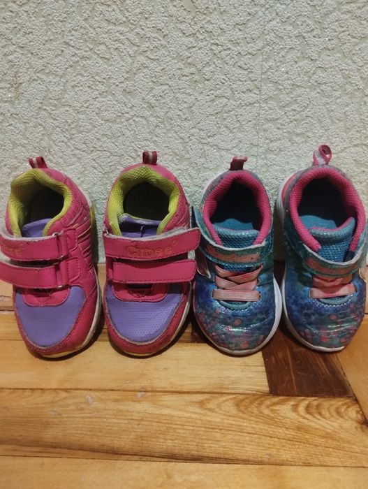 Отдам кроссовки на девочку