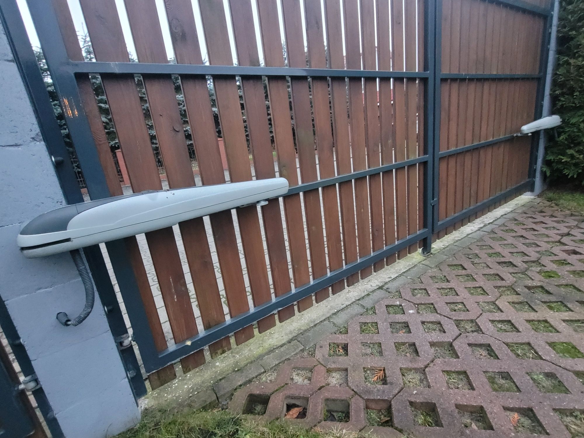 Montaż automatyki bram wjazdowych, garażowych, szlabanów. Napędy bram.