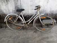 Várias bicicletas para restauro