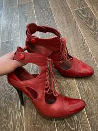Туфлі на каблуку для танців, ботильйони червоні