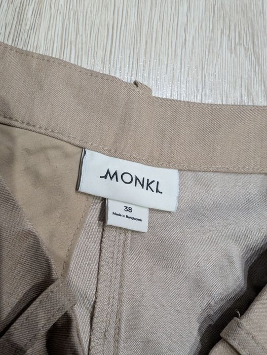 Eleganckie spodnie z szerokimi nogawkami Monki