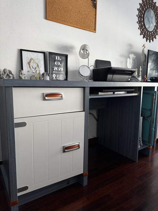 Secretária com arrumação