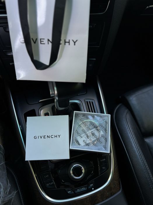 Жіночий браслет Givenchy, елегантний стиль