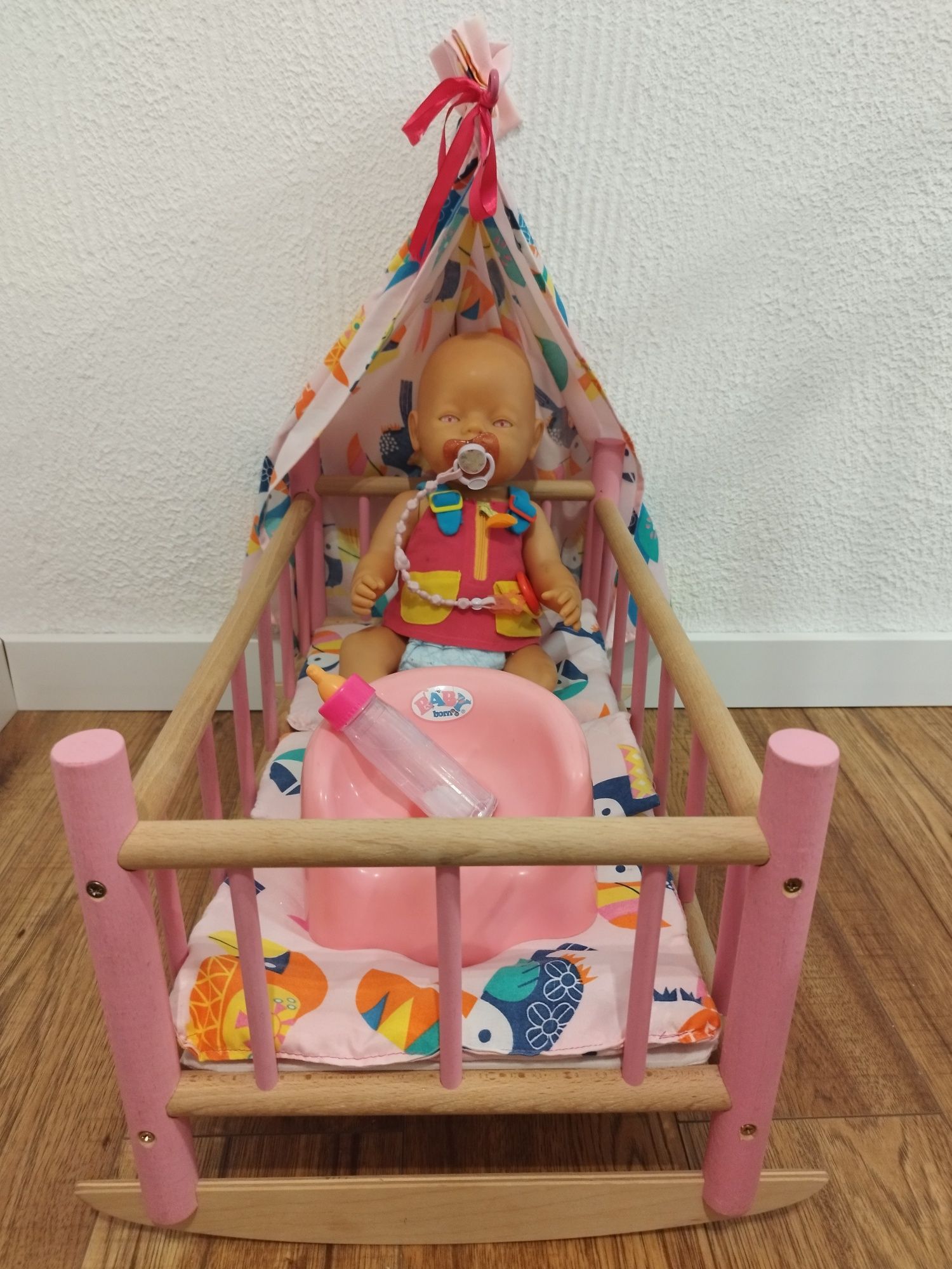 Łóżeczko drewniane i lalka Baby Born