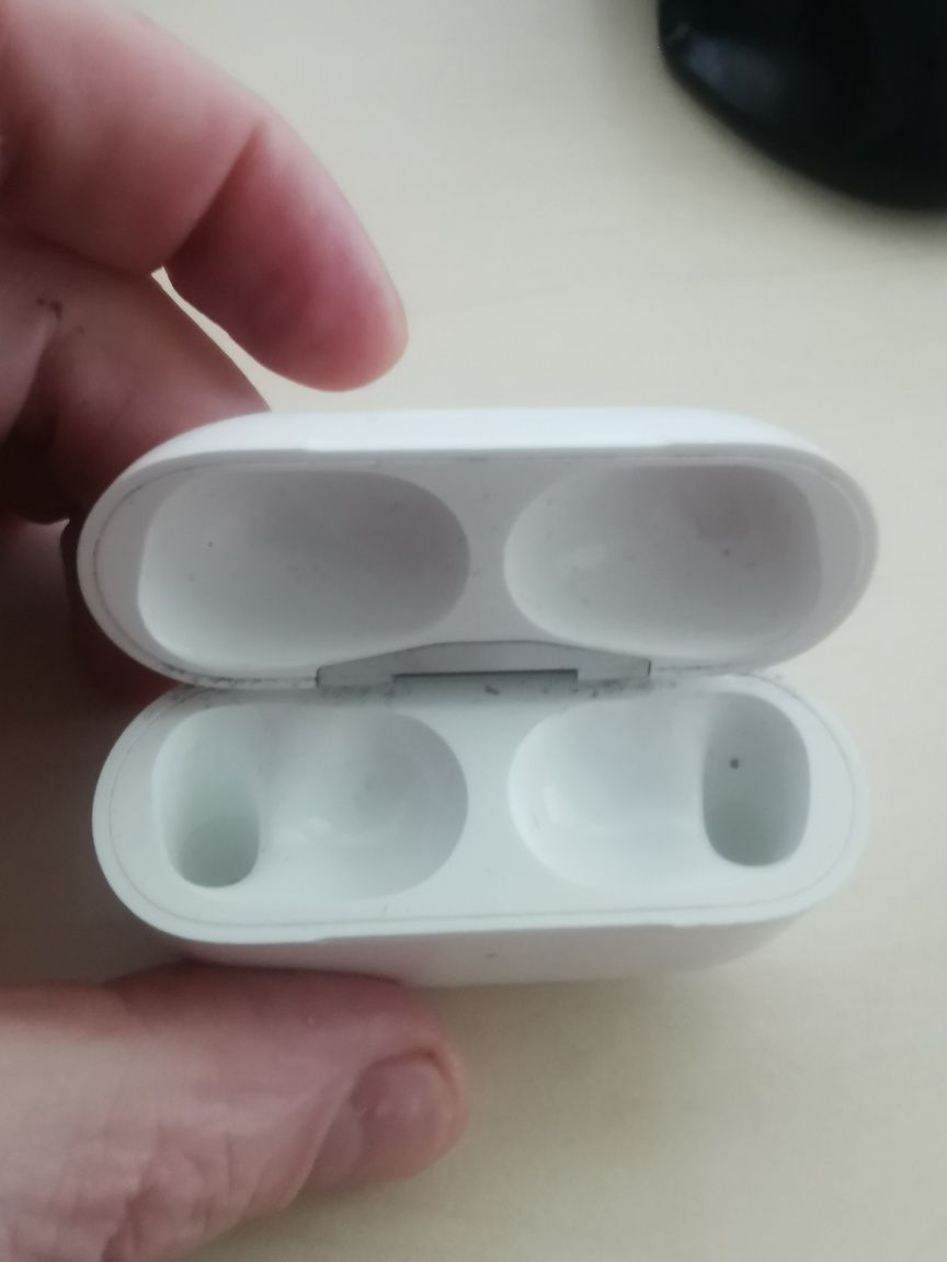 Зарядний футляр MagSafe (Lightning) для навушників AirPods Pro (2-го п