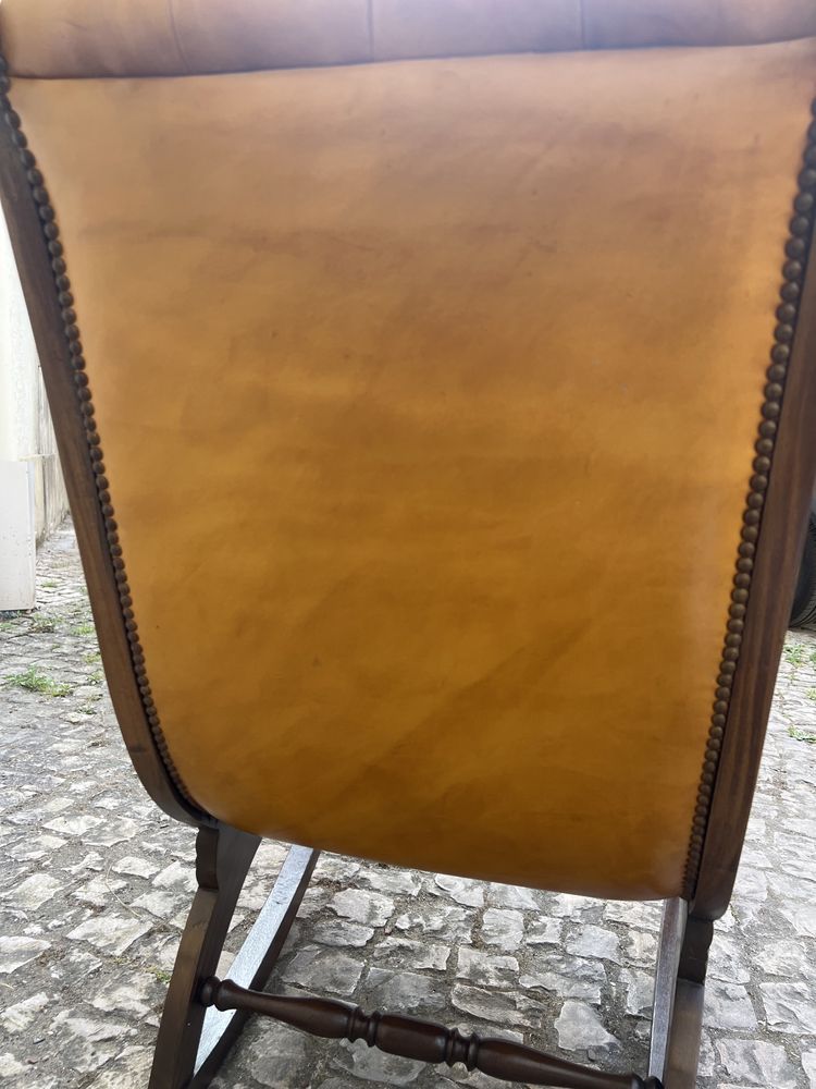 Cadeira de baloiço em pele vintage