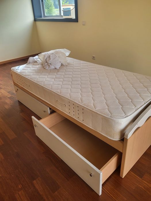 Cama de solteiro completa em otimo estado