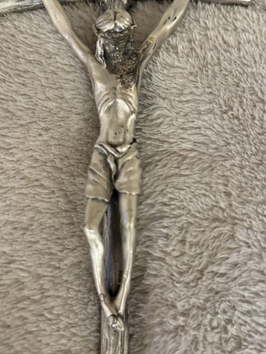 Хрест срібного кольору ручної роботи з Італії та придбаний у Ватикані