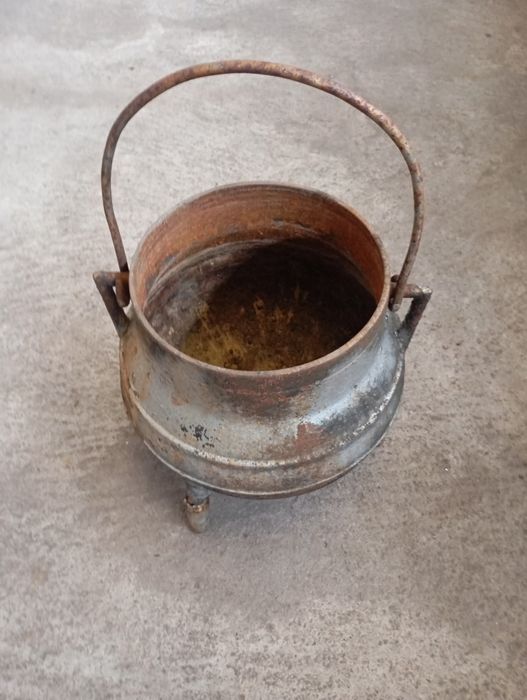 Vendo esta panela antiga muita bonita de ferro