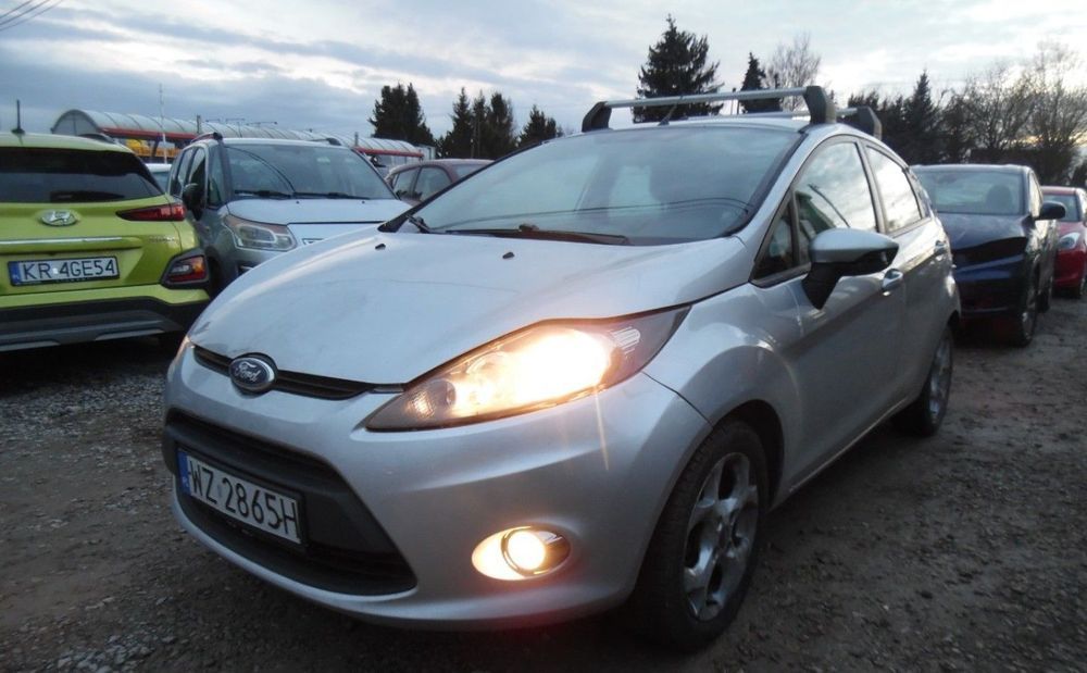 Ford Fiesta 2012r, Salonowa, 1.4 Benzyna. Lekko uszkodzony lewy tył. Jeździ.