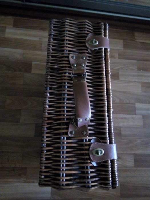 Люксовый чемодан для пикника с посудой