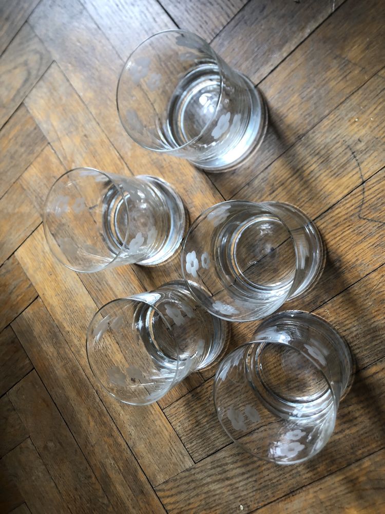 Komplet pięciu szklanek w kwiatki PRL przezroczyste do whisky