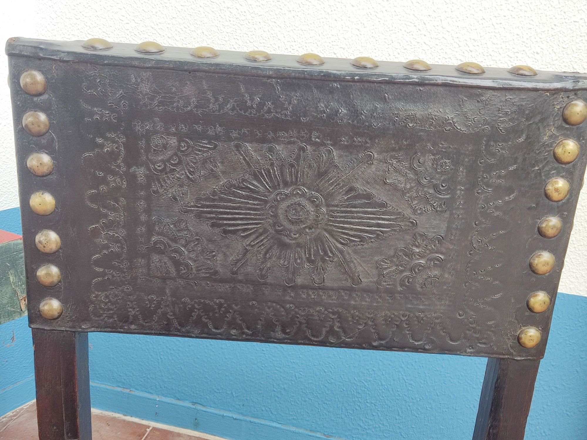 Cadeira antiga, em couro Sec.XVII