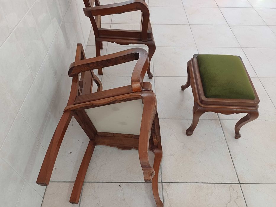 Conjunto vintage de 2 cadeiras de braços (uma sem tampo) com banqueta.