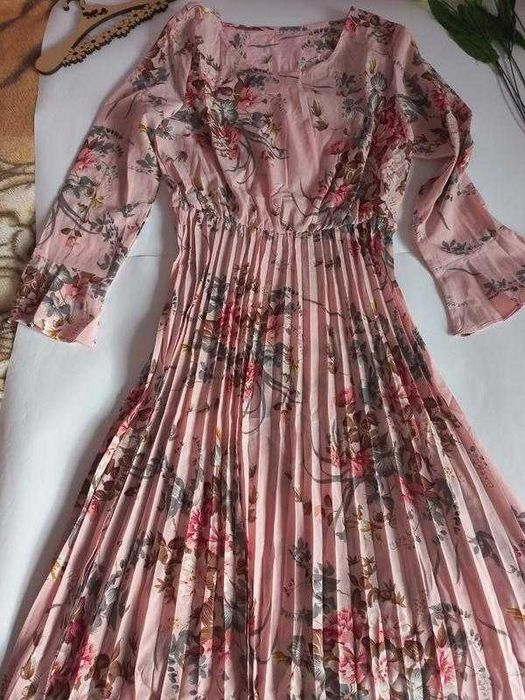 Довга рожева сукня в квіти 48 розмір