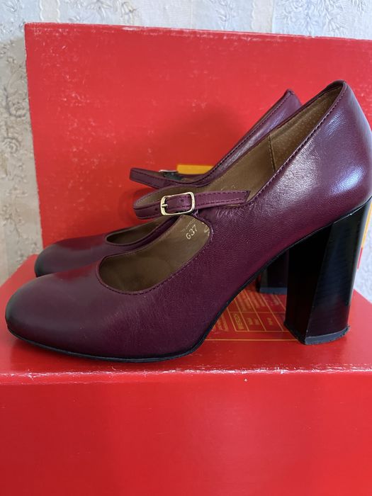 Шкіряні туфлі на підборі з пояском, 37