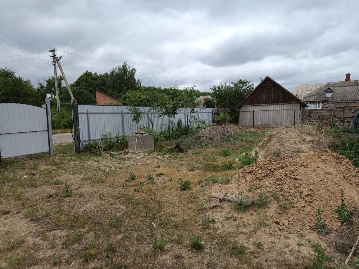 Земельна ділянка з дачним будинком