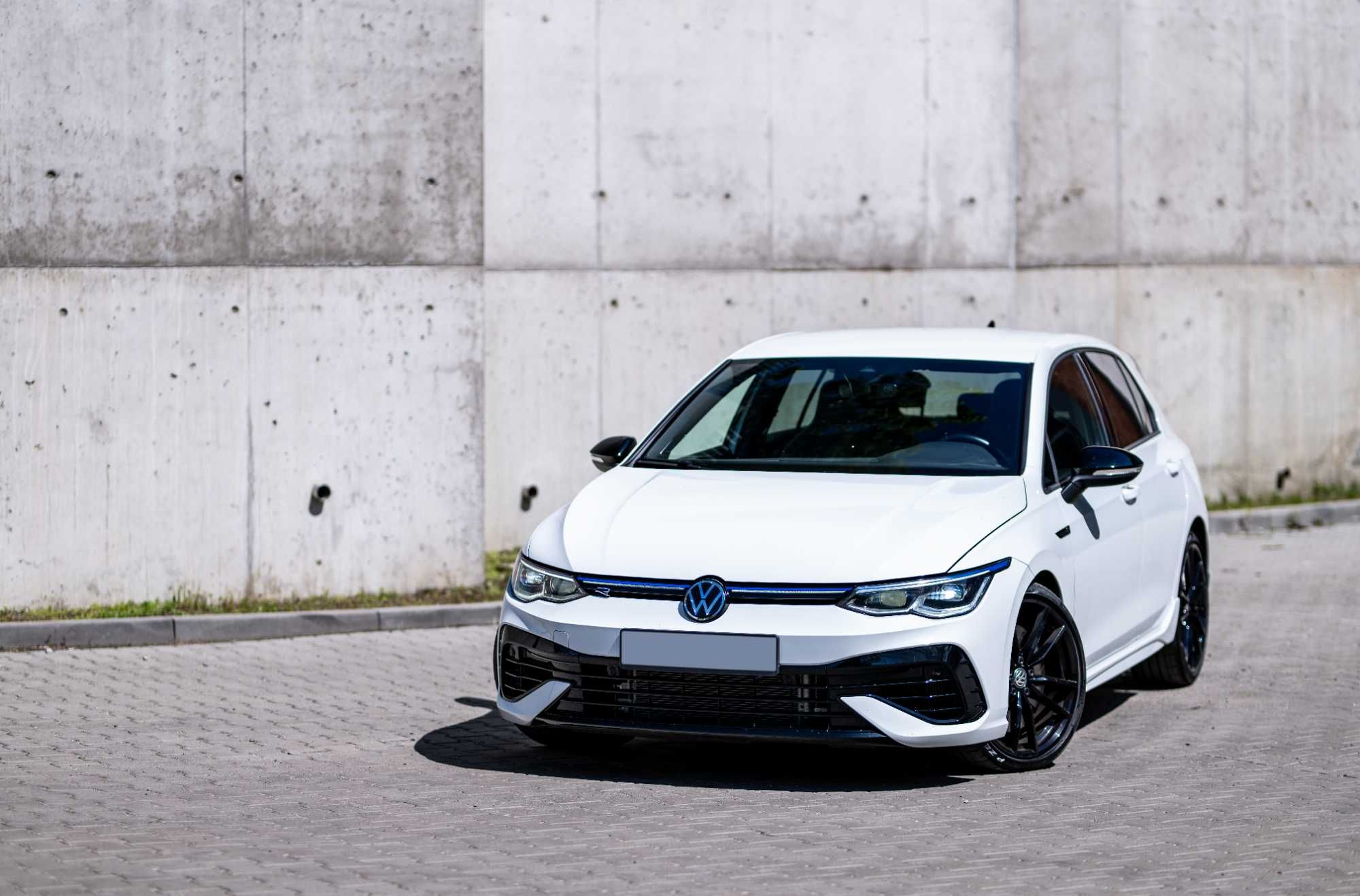 Wynajem samochodu VW Golf 8R wydech AKRAPOVIC
