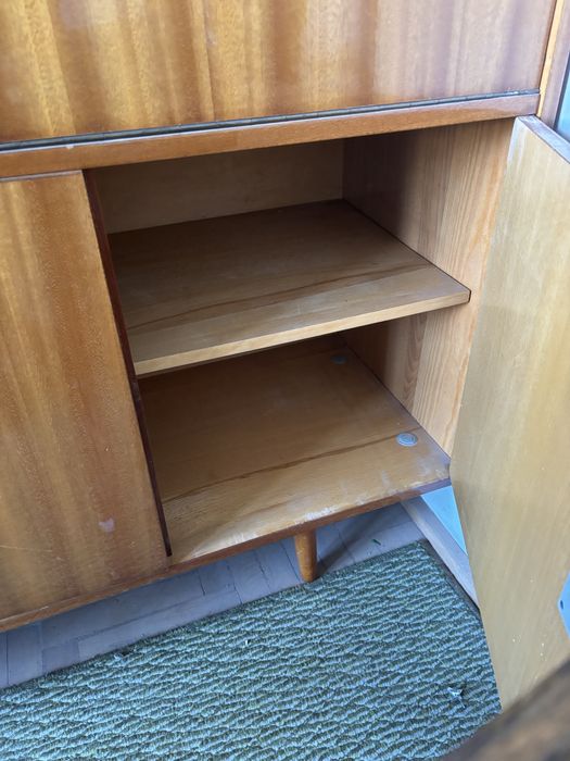Meble z PRLu, dwa drewniane regały na nogach, fornir w połysku