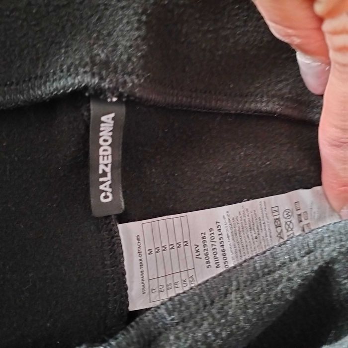 Calças pretas cardadas efeito pele