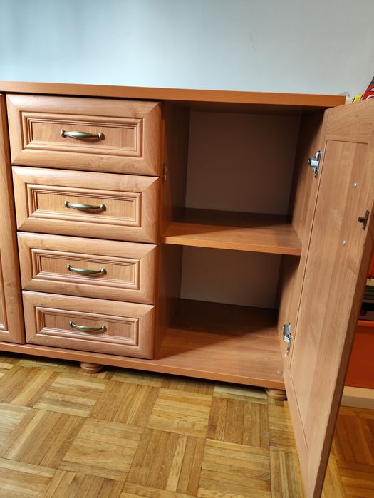 Komoda drewnopodobna 129×45×83 cm – 2 szafki + 4 szuflady, stan bdb