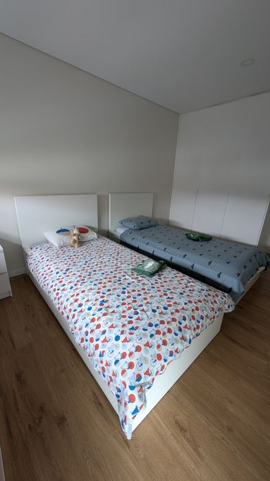 Quarto (duas) crianças.