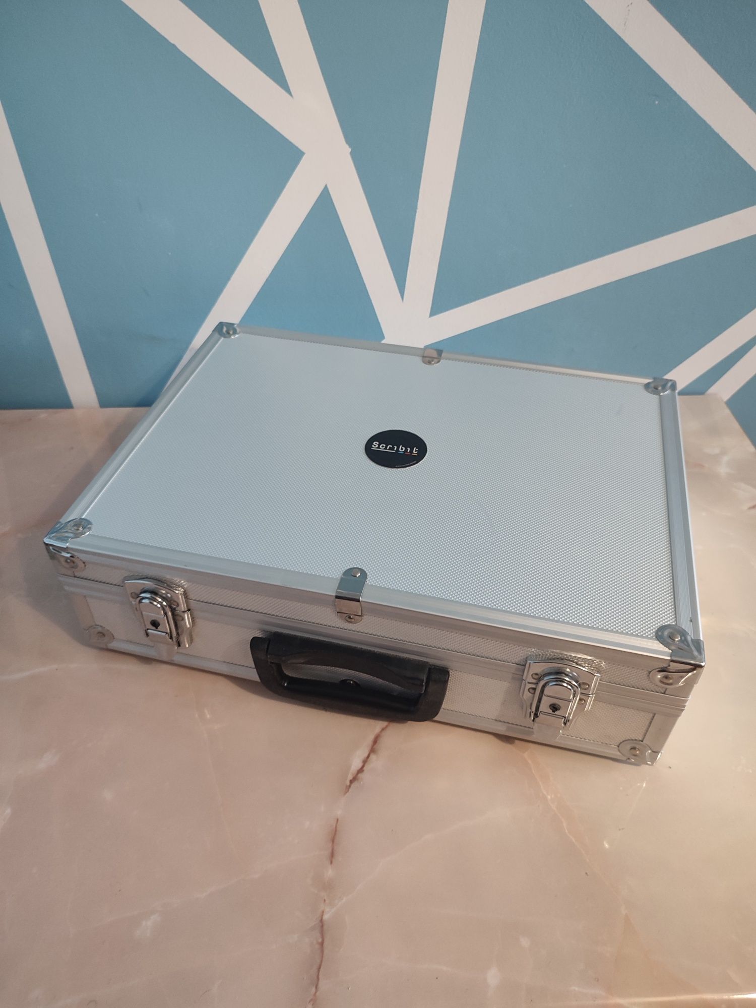 Robot Scribit – unikalny robot rysujący po ścianach, tablicach i szkle