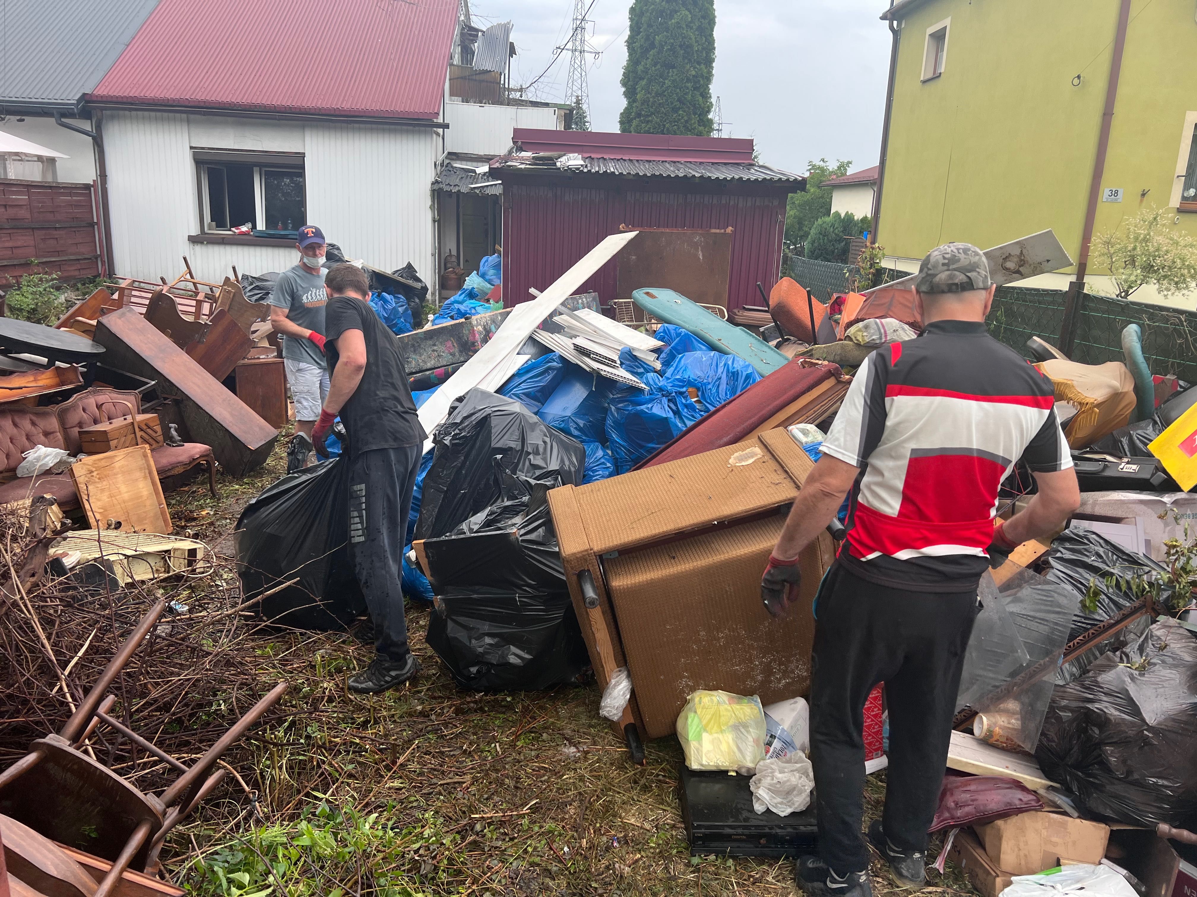 Wywóz papy gruzu utylizacja sprzątanie mieszkań piwnic strychów