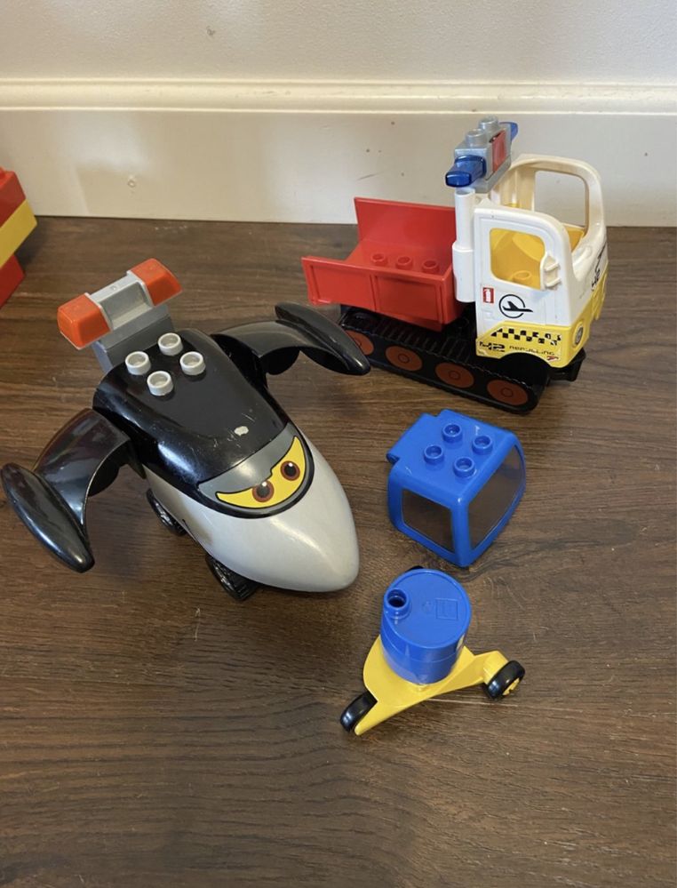 Zestaw Lego Duplo Lotnisko, 4 samoloty, pojazdy, ok. 265 elementow