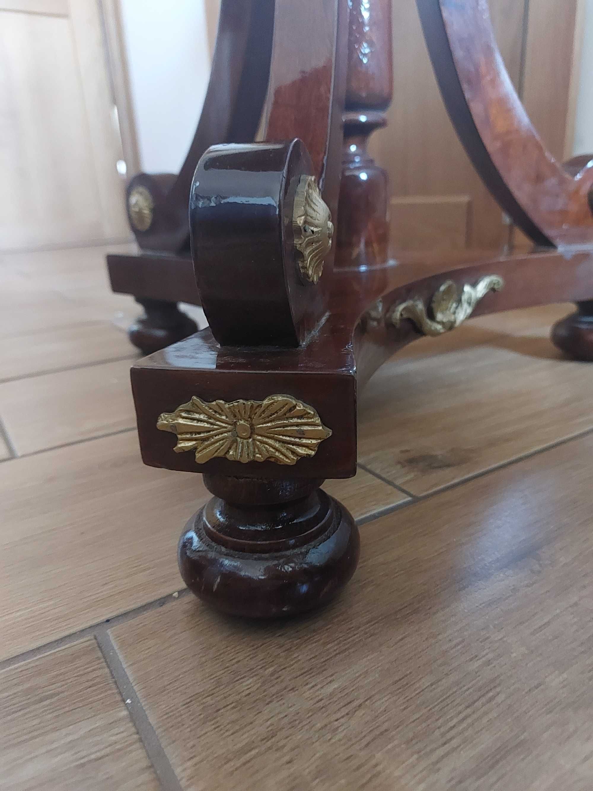 Stolik drewniany okrągły, intarsia i okucia