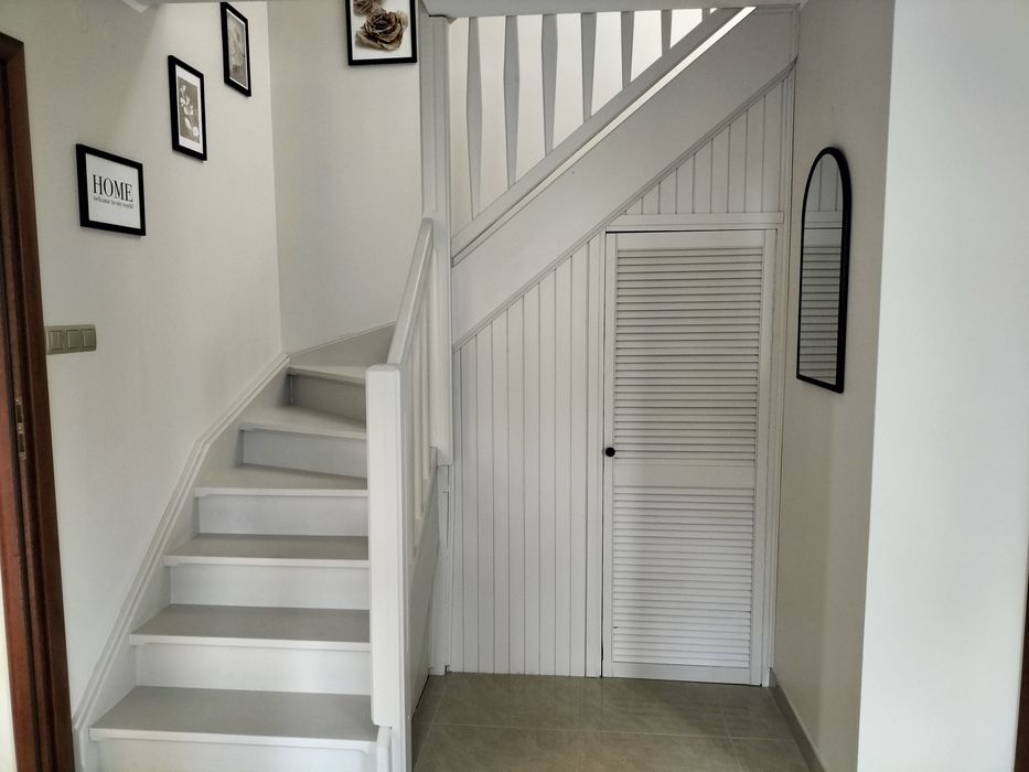 "Dom przy brzegu" w Nadolu nad jeziorem Żarnowieckim.