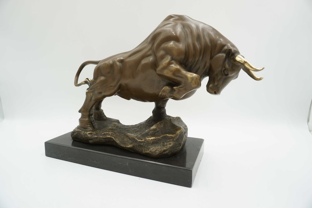 FIGURA z brązu byk siła giełda hossa złote rogi