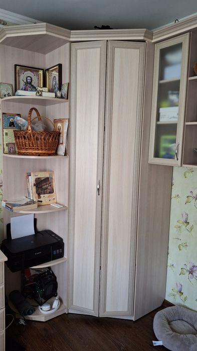 Продається шкаф на всю стіну.