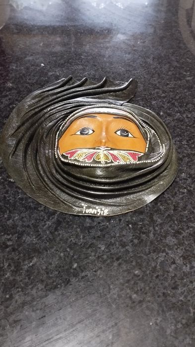 Adorno novo em pele. Simbolismo africano