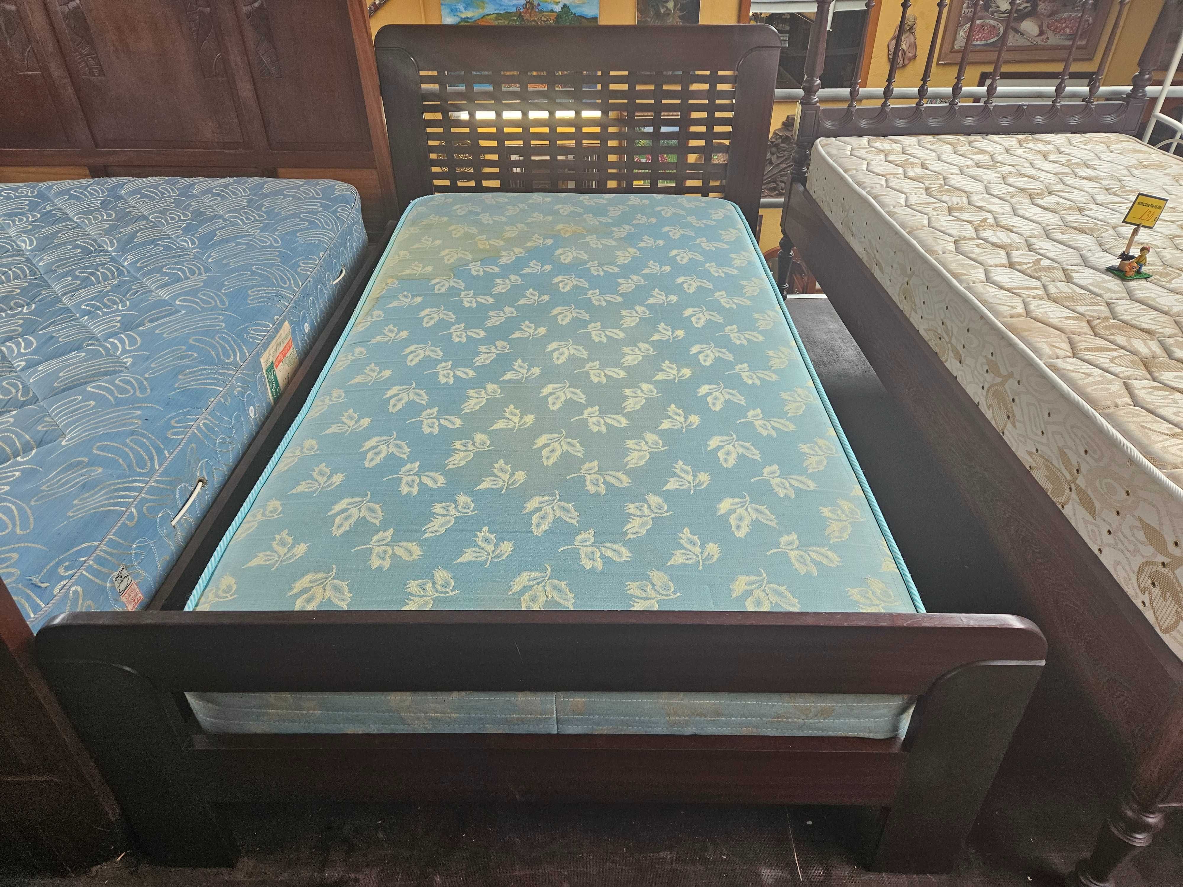 Cama de solteiro em madeira maciça com estra
