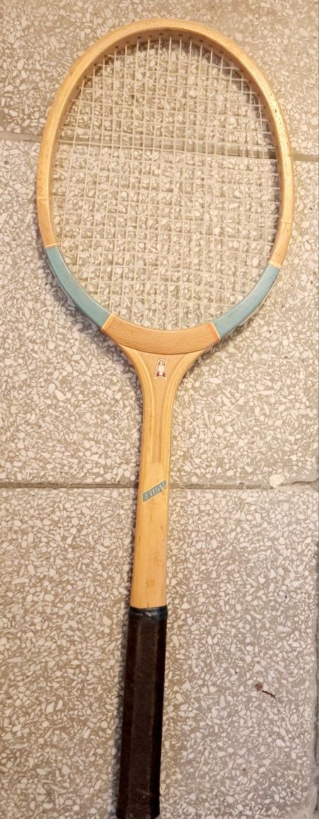 Drewniana rakieta do tenisa ziemnego - retro