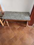 Mesa com pés de madeira e pedra mármore