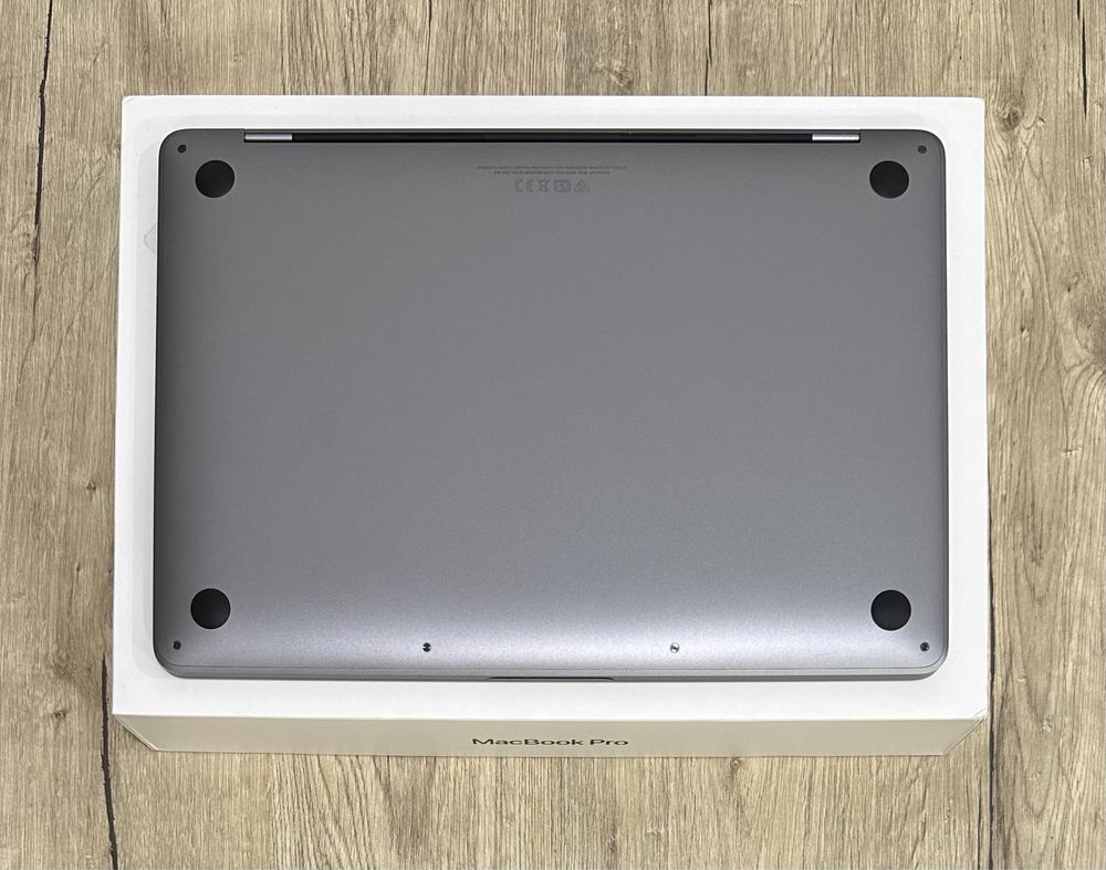 Apple MacBook Pro 13" 2022р M2 8/256gb Silver Space ЯК НОВИЙ 1050$