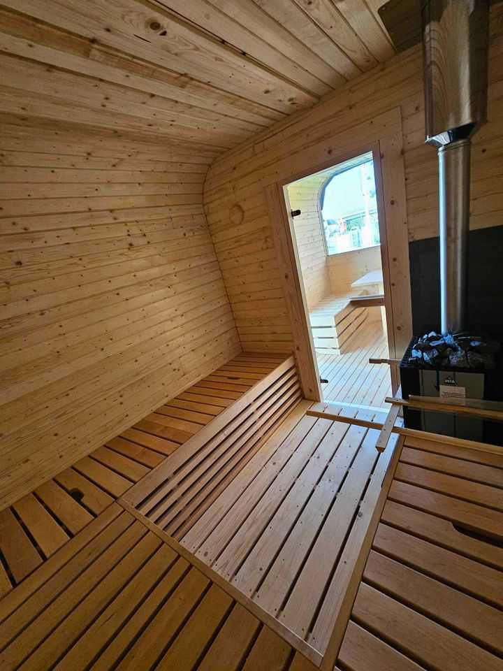 Sauna z piecem opalanym drewnem panorama oświetlenie przebieralnia