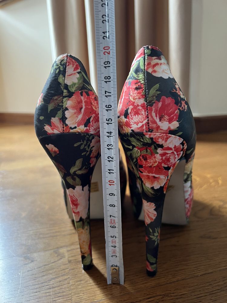 Kobiece buty na wysokim obcasie firmy DOLCIS (UK)