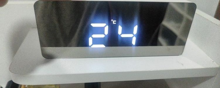 Настільний годинник з будильником