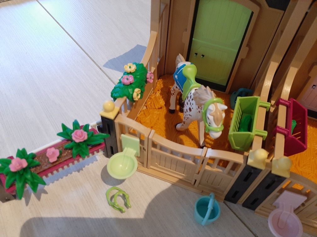 Stadnina koni playmobil 211 elementów